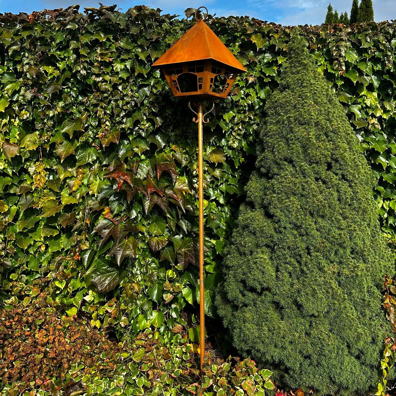Vogelhaus „Klassisch” auf Stab – Dekoratives Vogelhaus aus echtem Rost