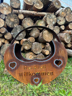 Halbmond-Dekotasche mit Herzen „Herzlich Willkommen”