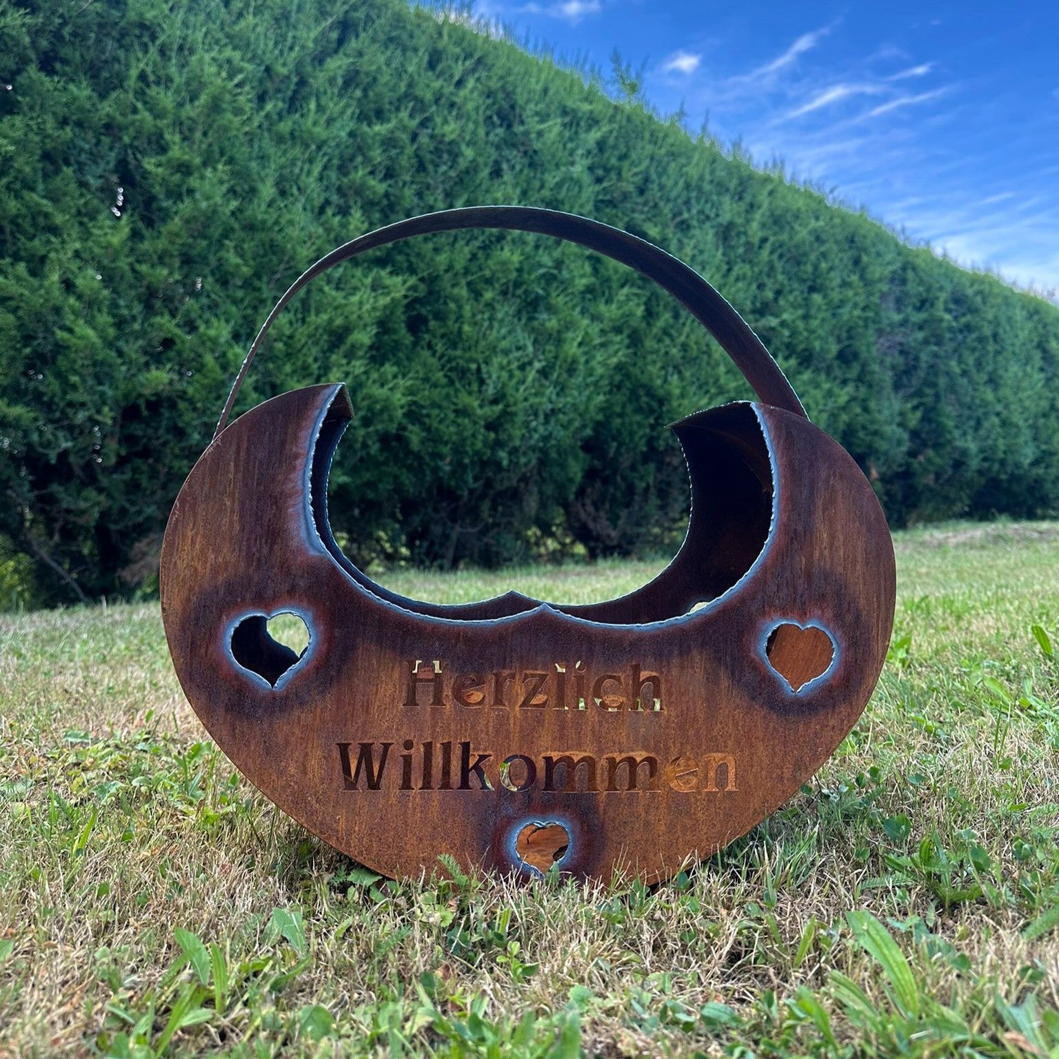 Halbmond-Dekotasche mit Herzen „Herzlich Willkommen”