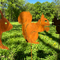 Eichhörnchen mit Nuss auf Stab